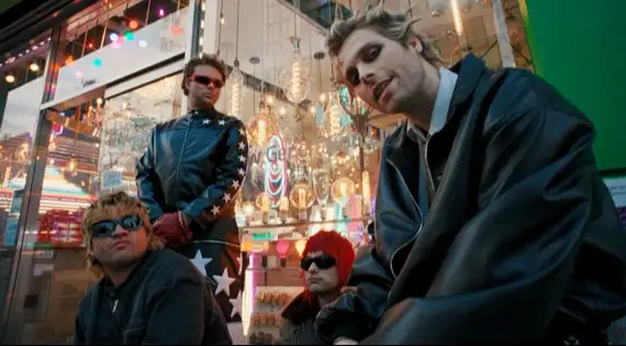 Assista ao novo clipe, "EVERYONE'S A STAR!", com a letra e a tradução!