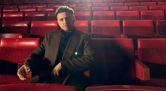 Ouça a nova música, "moment", com letra e tradução!