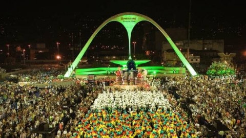 Conheça os enredos e ouça os sambas das escolas que desfilam hoje na Marquês de Sapucaí