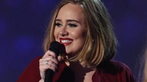 "25" de Adele fica novamente no topo da parada britânica de álbuns