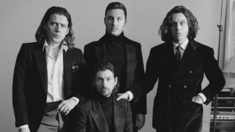 Alex Turner cita Lô Borges como inspiração para o novo álbum dos Arctic Monkeys