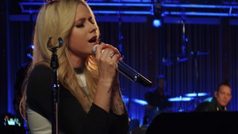 Avril Lavigne divulga vídeo ao vivo de novo single, "Head Above Water". Veja!
