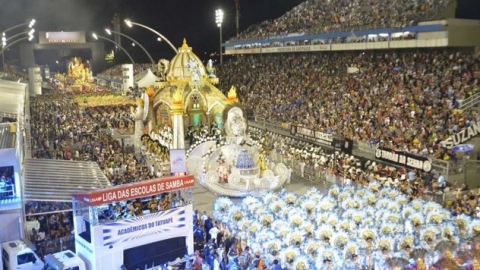 Conheça os enredos e sambas das Escolas que desfilam hoje em São Paulo!
