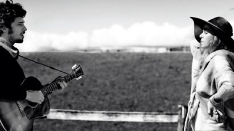 Baterista do Strokes vira modelo