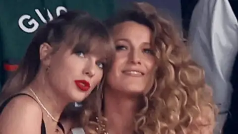 Blake Lively fica "furiosa" ao ser barrada do casamento de Taylor Swift