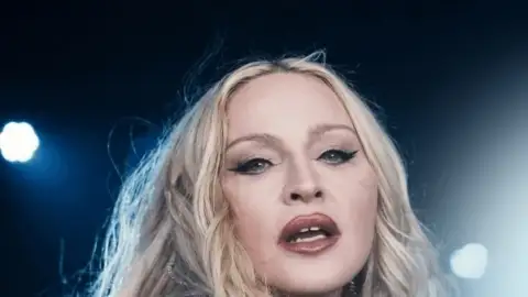 Madonna crava o décimo n&ordm; 1 na parada de álbuns dos EUA e iguala Beatles, Drake e Taylor Swift
