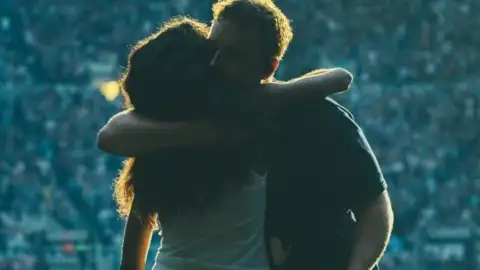 Sam Fender e Olivia Dean igualam recorde histórico na parada do Reino Unido com "Rein Me In"