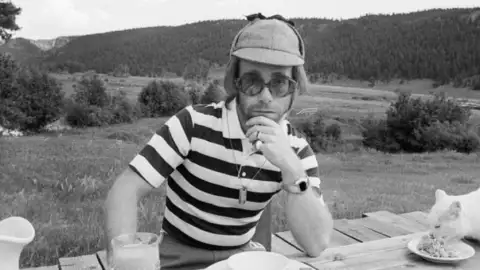 Elton John lança versão inédita de "Street Kids" só com piano e voz. Ouça!