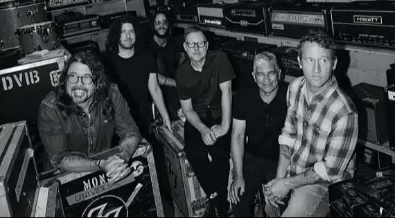 Ouça a nova música, "Your Favorite Toy", com letra e tradução!