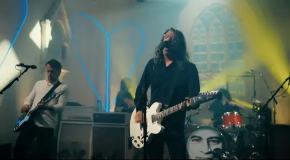 Escute a nova música, "Of All People", com letra e tradução!