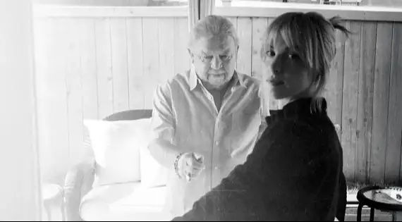 Escute a nova versão da música, "Friends Or Lovers", com letra e tradução!