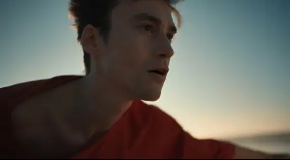 Veja o novo clipe do cantor, "Something Heavy", com a letra e a tradução!