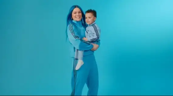 Veja o clipe da nova música, "H.A.P.P.Y", com a letra e a tradução!