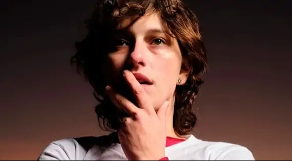 Ouça a nova música, "Girls", com letra e tradução!