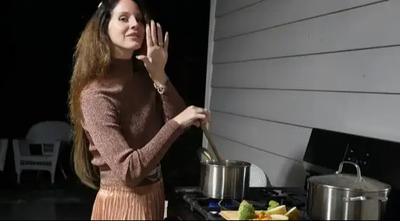 Veja o clipe da nova música, "White Feather Hawk Tail Deer Hunter", com a letra e a tradução!