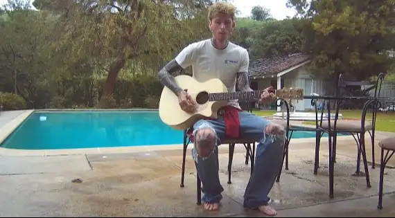 Assista ao clipe da nova música, "times of my life", com a letra e a tradução!