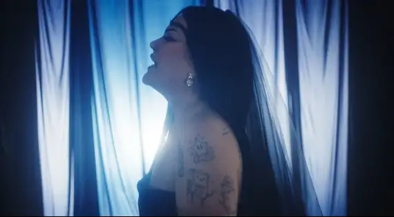 Assista ao clipe da nova música, "Blue", com a letra e a tradução!