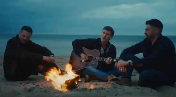 Assista ao clipe da nova música, "Arabella (with SAINT PHNX)", com a letra e a tradução!