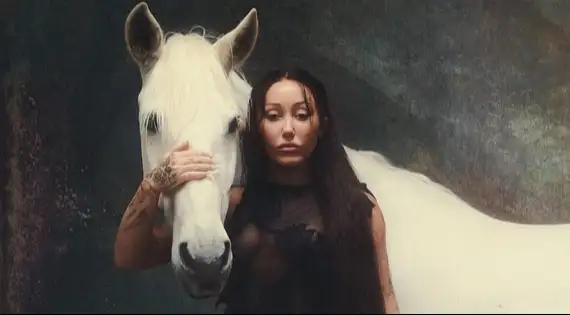 Ouça a nova música, "Light Over The Hill", com letra e tradução!