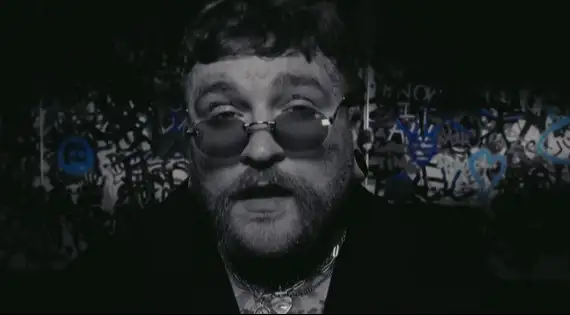 Veja o clipe da nova música, "Mr. Know It All", com a letra e a tradução!