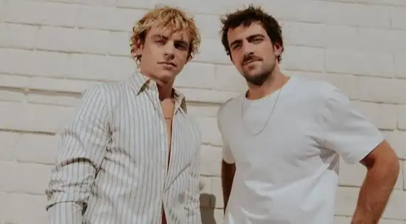 Ouça a nova música, "The Weekend", com letra e tradução!