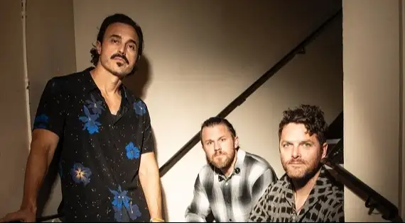 Escute a nova música, "A Light That Waits", com letra e tradução!