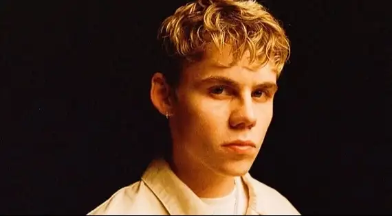 Escute a nova música, "BACK WHEN YOU WERE MINE", com letra e tradução!