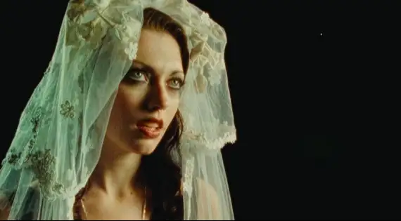 Assista ao clipe da nova música, "THUM", com a letra e a tradução!